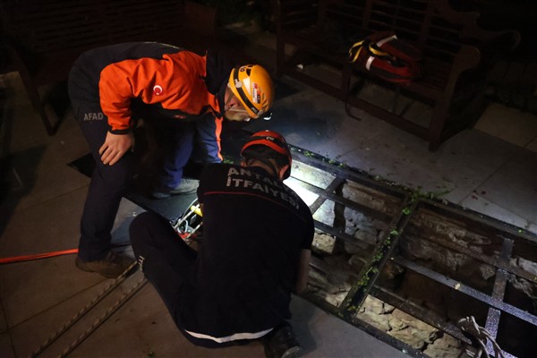 Antalya’da denizde mahsur kalan 2 kişi kurtarıldı