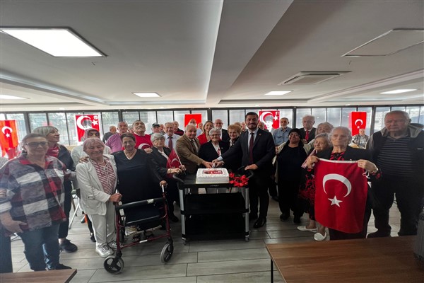 Nilüfer’de huzurevleri ve hasta konukevinde Cumhuriyet Bayramı kutlandı