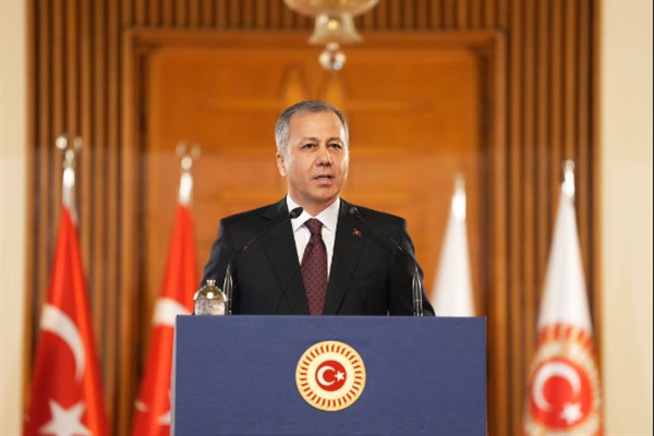 Yerlikaya: Binada 5 vatandaşımızın enkaz altında olduğu düşünülmektedir