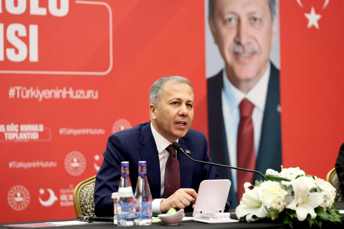 Bakan Yerlikaya: Arnavutköy’de kırmızı ışıkta geçen sürücüler yakalandı