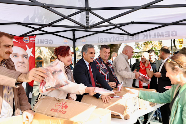 Gemlik’te bayrak dağıtımı etkinliği