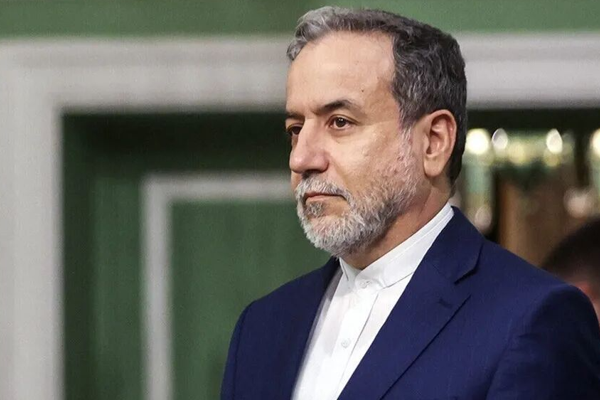 Araghchi: İranlılar meşru haklarından asla vazgeçmeyecektir Araghchi: İranlılar meşru haklarından asla vazgeçmeyecektir