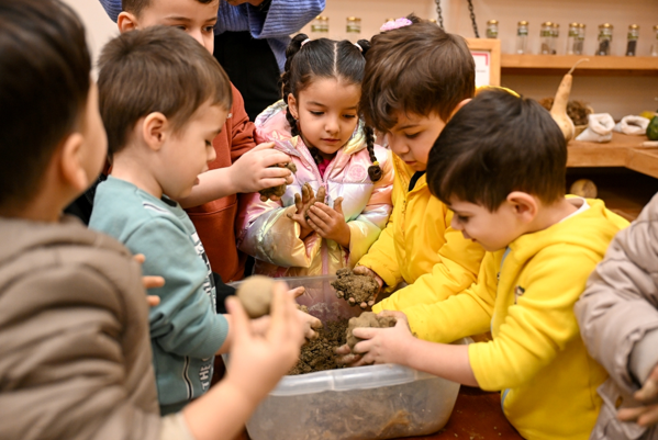 Bornova’da çocuklar tohum topu yaptı Bornova’da çocuklar tohum topu yaptı