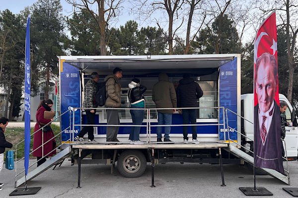 Büyükşehir’den üniversite öğrencilerine sıcak çorba ikramı Büyükşehir’den üniversite öğrencilerine sıcak çorba ikramı