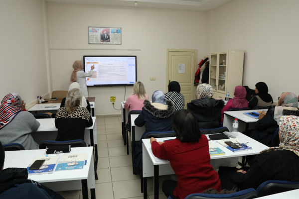 KAYMEK’te yabancı öğrencilere Türkçe dersi veriliyor KAYMEK’te yabancı öğrencilere Türkçe dersi veriliyor