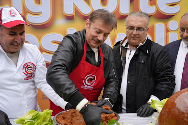 Bahçelievler’de 5 ton çiğ köfte dağıtıldı Bahçelievler’de 5 ton çiğ köfte dağıtıldı