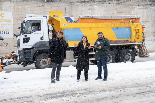 Eşbaşkan Bucak, karla mücadele çalışmalarını yerinde inceledi Eşbaşkan Bucak, karla mücadele çalışmalarını yerinde inceledi