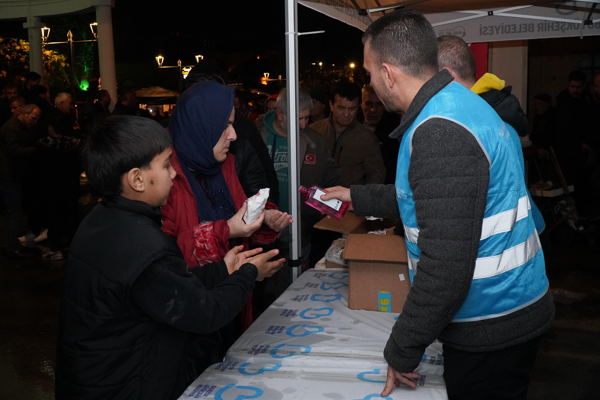 Büyükşehirden 20 ilçede kandil ikramı Büyükşehirden 20 ilçede kandil ikramı