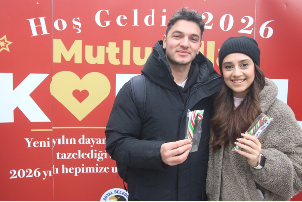 Kartal’da yeni yıla özel yılbaşı şapkası ve şeker dağıtıldı Kartal’da yeni yıla özel yılbaşı şapkası ve şeker dağıtıldı