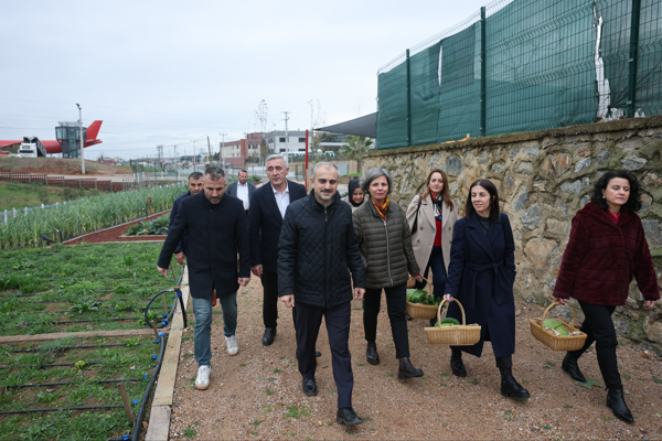 Bahçem Çayırova’da “Toprak ve Sanat” atölyesi etkinliği gerçekleştirildi Bahçem Çayırova’da “Toprak ve Sanat” atölyesi etkinliği gerçekleştirildi