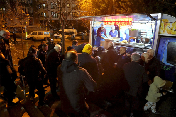 Kartal’da lokma ve kandil simidi ikramı gerçekleştirildi
