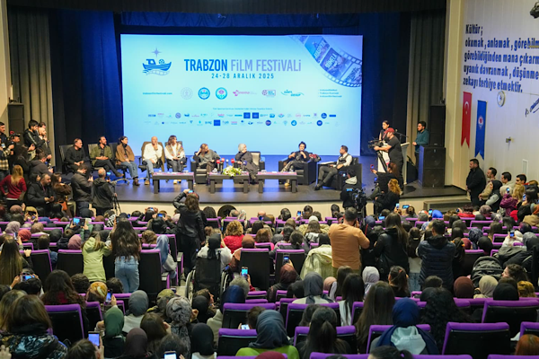 “Taşacak Bu Deniz” dizisi ekibi Trabzon Film Festivali’nde izleyiciyle buluştu “Taşacak Bu Deniz” dizisi ekibi Trabzon Film Festivali’nde izleyiciyle buluştu