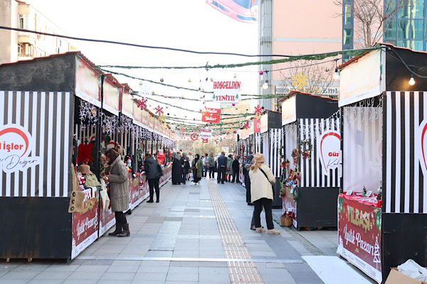 İzmit’te Yılbaşı İyilik Pazarı açıldı İzmit’te Yılbaşı İyilik Pazarı açıldı