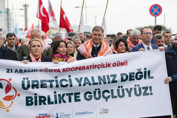 Dünya Kooperatifçilik Günü İzmir’de traktör kortejiyle kutlandı Dünya Kooperatifçilik Günü İzmir’de traktör kortejiyle kutlandı