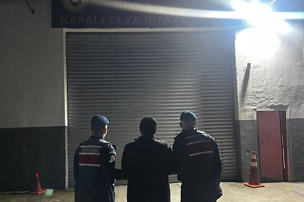 Rize’de aranan şahıs yakalandı Rize’de aranan şahıs yakalandı