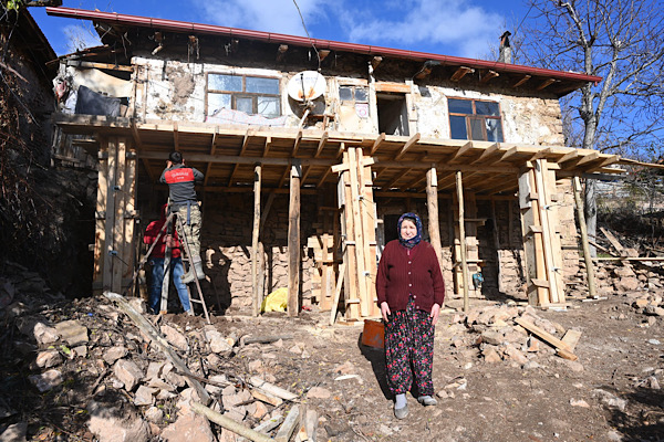 Sofular Köyü’nde 70 yıllık evde tadilat çalışması yapıldı Sofular Köyü’nde 70 yıllık evde tadilat çalışması yapıldı