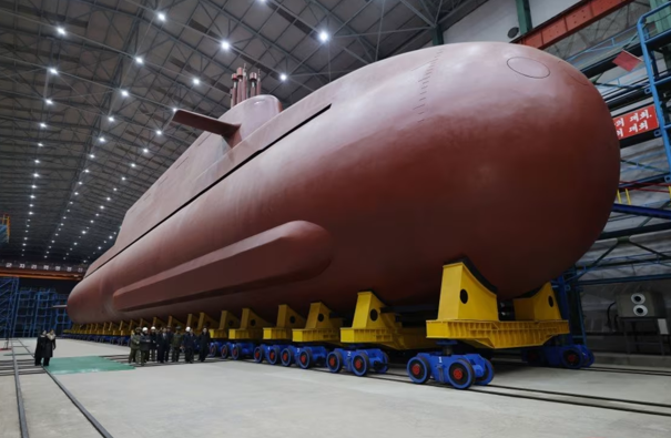 Kuzey Kore, ilk ‘nükleer enerjili’ denizaltısının yeni görüntülerini yayınladı Kuzey Kore, ilk ‘nükleer enerjili’ denizaltısının yeni görüntülerini yayınladı