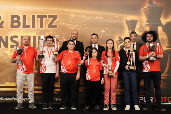 Bakan Bak’tan milli satranççılar için tebrik mesajı