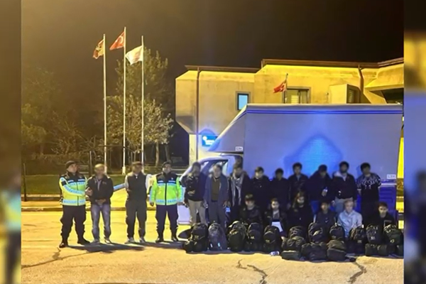 Bakan Yerlikaya: 81 ilde 972 düzensiz göçmen yakalandı