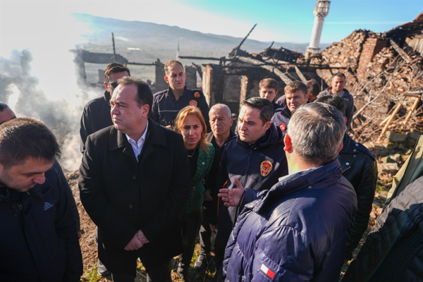 Besim Dutlulu’dan yangın mağduru aileye destek ziyareti Besim Dutlulu’dan yangın mağduru aileye destek ziyareti