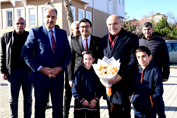 Başkan Er, Elmasuyu İlk ve Ortaokulunu ziyaret etti Başkan Er, Elmasuyu İlk ve Ortaokulunu ziyaret etti