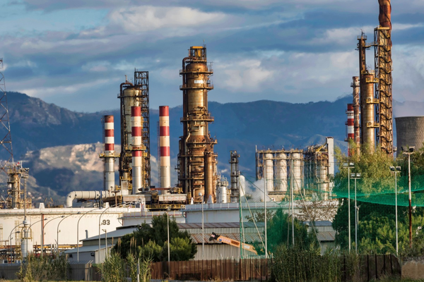 Petrol fiyatları, ABD-Venezuela gerilimiyle yükselişin ardından çok az değişti