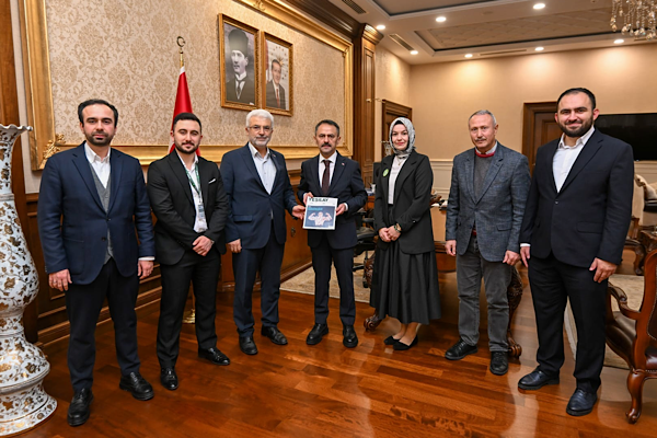 Yeşilay Kocaeli Şubesi yeni yönetimi Vali Aktaş’ı ziyaret etti