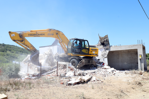 Mudanya’da iki bin kaçak yapının yıkım süreci başladı