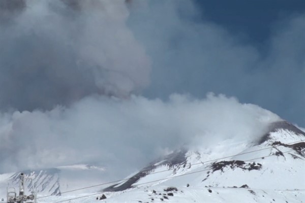 Etna Dağı’nın kuzeydoğu krateri, patlamasıyla Sicilya’nın kış gökyüzünü aydınlattı Etna Dağı’nın kuzeydoğu krateri, patlamasıyla Sicilya’nın kış gökyüzünü aydınlattı