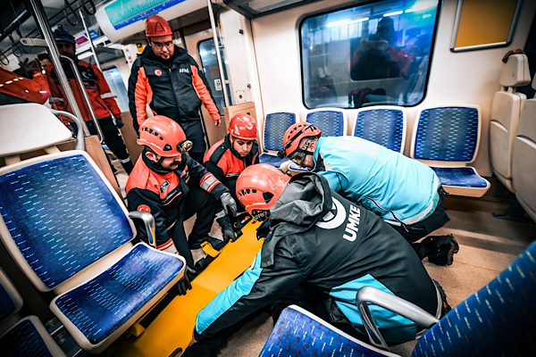 Menemen İZBAN İstasyonu’nda deprem ve kaza tatbikatı yapıldı Menemen İZBAN İstasyonu’nda deprem ve kaza tatbikatı yapıldı