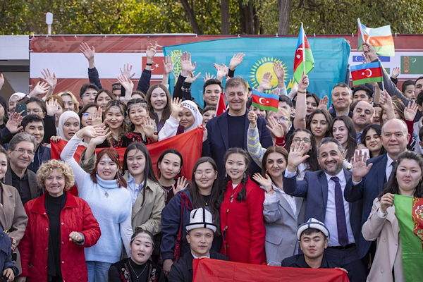 İzmir’de Dünya Türk Dili Ailesi Günü öğrencilerle kutlandı İzmir’de Dünya Türk Dili Ailesi Günü öğrencilerle kutlandı