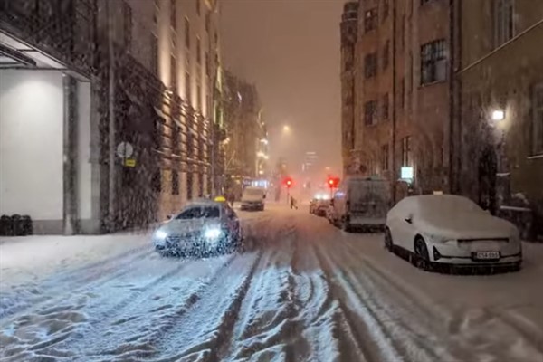 Finlandiya’da 170 bin kişi elektriksiz kaldı, uçak pistten çıktı