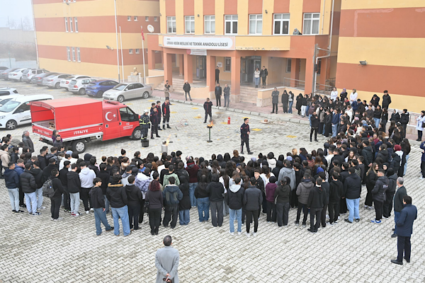Isparta’da öğrencilere yönelik yangın eğitimi ve tatbikatı Isparta’da öğrencilere yönelik yangın eğitimi ve tatbikatı