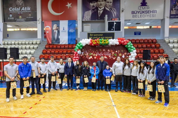 Başkan Tugay, yeni yıl öncesi sporcularla bir araya geldi Başkan Tugay, yeni yıl öncesi sporcularla bir araya geldi