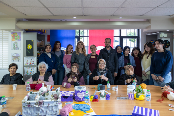 Gülümse Alzheimer Yaşam Merkezi’de hastalar, öğrencilerle etkinlik yaptı Gülümse Alzheimer Yaşam Merkezi’de hastalar, öğrencilerle etkinlik yaptı