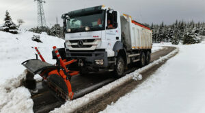 Mersin’de karla mücadele ve yol açma çalışmaları sürüyor