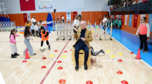 Başkan Yıldırım, teneffüste öğrencilerin sevincine eşlik etti Başkan Yıldırım, teneffüste öğrencilerin sevincine eşlik etti