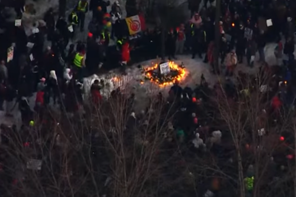 Yüzlerce yaslı, dondurucu soğukta Renee Good’u anmak için toplandı Yüzlerce yaslı, dondurucu soğukta Renee Good’u anmak için toplandı