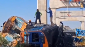 Tayland’da vinç trenin üzerine devrildi: En az 32 ölü