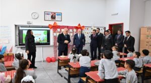 Vali Zorluoğlu Diyarbakır’da öğrencilerin karne sevincine ortak oldu