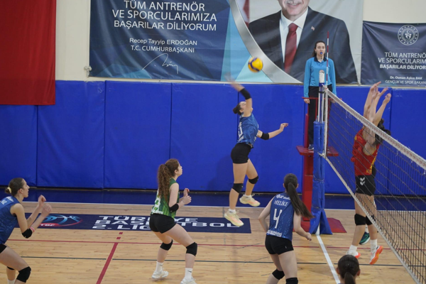 ÇBSK Kadın Voleybol Takımı, Bandırma Çelikspor’u mağlup etti ÇBSK Kadın Voleybol Takımı, Bandırma Çelikspor’u mağlup etti