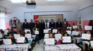 Vali Şıldak, Eyyübiye’de karne dağıttı