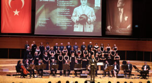 İzmir’de Atatürk en sevdiği şarkılarla anıldı