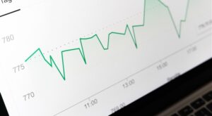 Cari açık beklentilerden hızlı yükselse de halen ılımlı seviyelerde