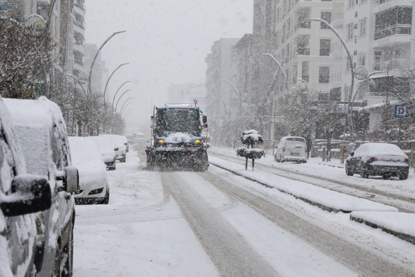 Van’da karla mücadele çalışmaları sürdürülüyor