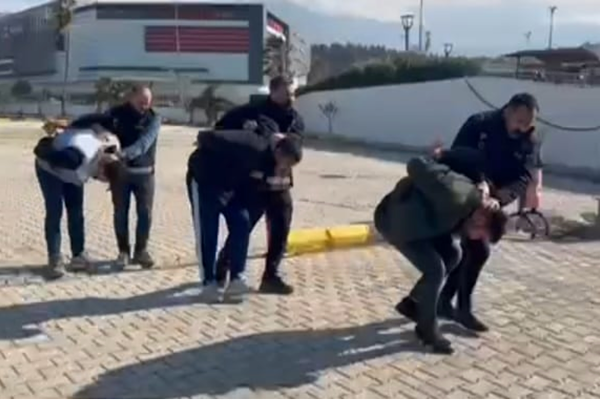 İskenderun’da silahla yaralama olayının şüphelileri tutuklandı İskenderun’da silahla yaralama olayının şüphelileri tutuklandı