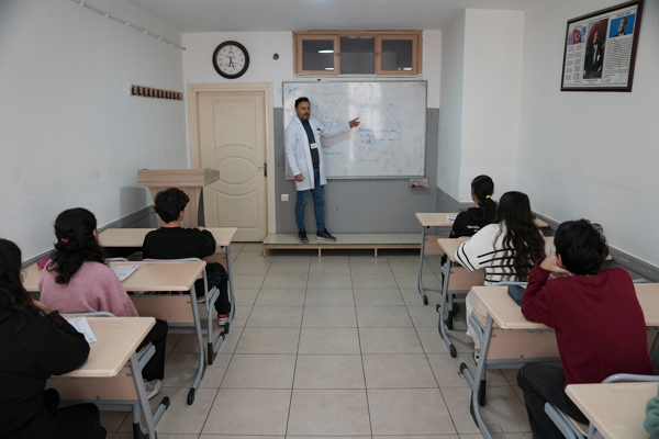 Mersin Büyükşehir Belediyesi’nden öğrencilere destek