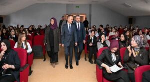 Vali Aktaş’tan İzmit Mehmet Akif Ersoy Kız Anadolu İmam Hatip Lisesi’ne ziyaret