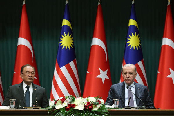 Cumhurbaşkanı Erdoğan’dan Malezya Başbakanı İbrahim’e Cumhuriyet Nişanı Cumhurbaşkanı Erdoğan’dan Malezya Başbakanı İbrahim’e Cumhuriyet Nişanı