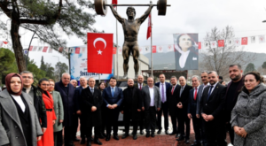 Bornova’da Naim Süleymanoğlu’nun heykeli dikildi